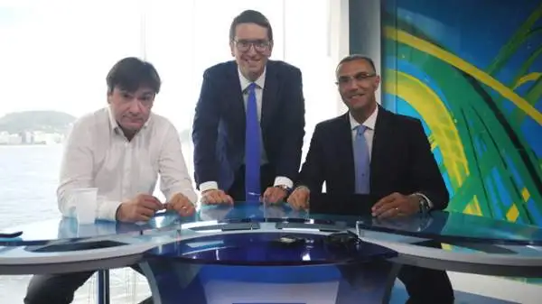 Sulla spiaggia di Copacabana, scelta come sfondo anche da Sky per il suo studio, i brasiliani ma non solo hanno seguito le partite in uno scenario spettacolare.