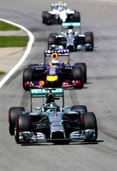 Canada, trionfa Ricciardo, Alonso 6°. Mercedes in crisi, prima vittoria in carriera per l'australiano davanti a Rosberg. Hamilton fuori, Rosse a punti. Botto tra Massa e Perez.