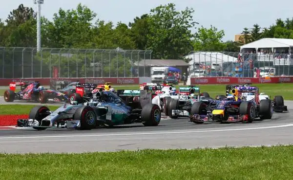 Canada, trionfa Ricciardo, Alonso 6°. Mercedes in crisi, prima vittoria in carriera per l'australiano davanti a Rosberg. Hamilton fuori, Rosse a punti. Botto tra Massa e Perez.