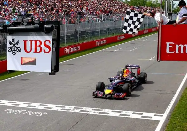 Canada, trionfa Ricciardo, Alonso 6°. Mercedes in crisi, prima vittoria in carriera per l'australiano davanti a Rosberg. Hamilton fuori, Rosse a punti. Botto tra Massa e Perez.