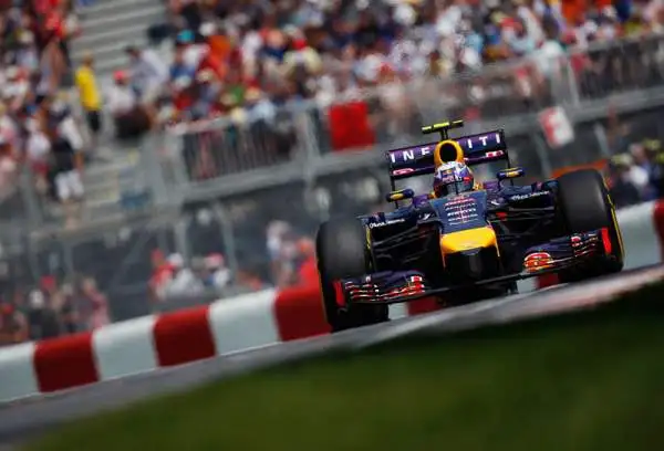 Canada, trionfa Ricciardo, Alonso 6°. Mercedes in crisi, prima vittoria in carriera per l'australiano davanti a Rosberg. Hamilton fuori, Rosse a punti. Botto tra Massa e Perez.