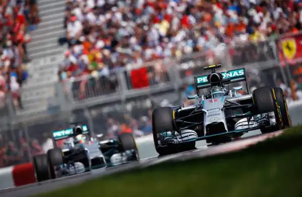 Canada, trionfa Ricciardo, Alonso 6°. Mercedes in crisi, prima vittoria in carriera per l'australiano davanti a Rosberg. Hamilton fuori, Rosse a punti. Botto tra Massa e Perez.