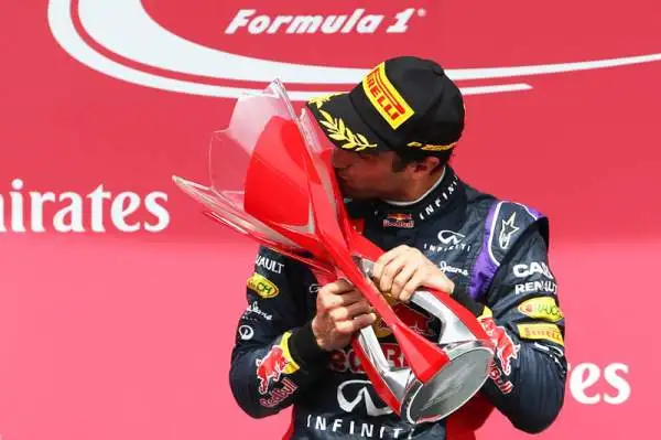 Canada, trionfa Ricciardo, Alonso 6°. Mercedes in crisi, prima vittoria in carriera per l'australiano davanti a Rosberg. Hamilton fuori, Rosse a punti. Botto tra Massa e Perez.
