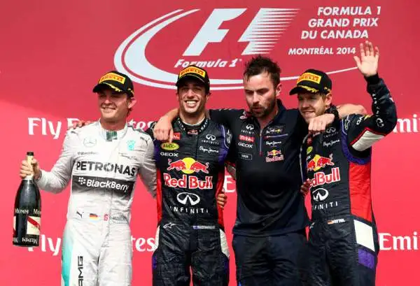 Canada, trionfa Ricciardo, Alonso 6°. Mercedes in crisi, prima vittoria in carriera per l'australiano davanti a Rosberg. Hamilton fuori, Rosse a punti. Botto tra Massa e Perez.