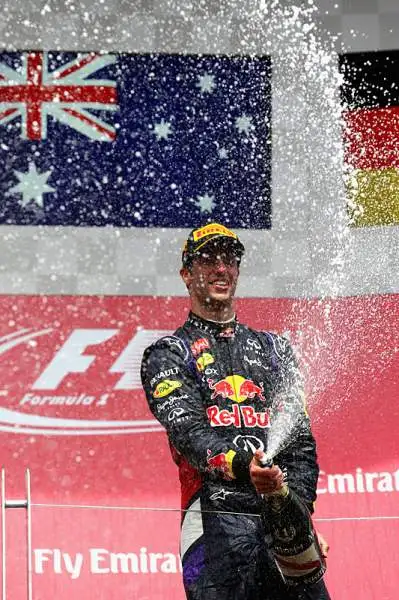 Canada, trionfa Ricciardo, Alonso 6°. Mercedes in crisi, prima vittoria in carriera per l'australiano davanti a Rosberg. Hamilton fuori, Rosse a punti. Botto tra Massa e Perez.