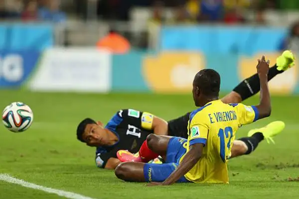 Decide una doppietta di Enner Valencia. Gli ecuadoregni agganciano al secondo posto la Svizzera. Per l'Honduras torico gol di Costly, non segnavano ai mondiali dall'82.
