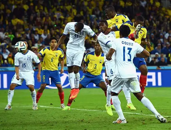 Decide una doppietta di Enner Valencia. Gli ecuadoregni agganciano al secondo posto la Svizzera. Per l'Honduras torico gol di Costly, non segnavano ai mondiali dall'82.