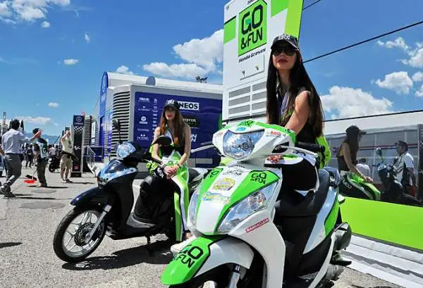 Spettacolo in pista ma non solo sul circuito toscano. Ad attirare l'attenzione anche le splendide ombrelline.