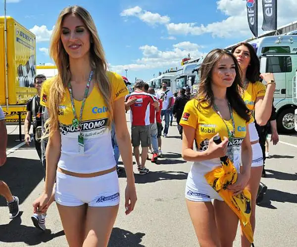 Spettacolo in pista ma non solo sul circuito toscano. Ad attirare l'attenzione anche le splendide ombrelline.