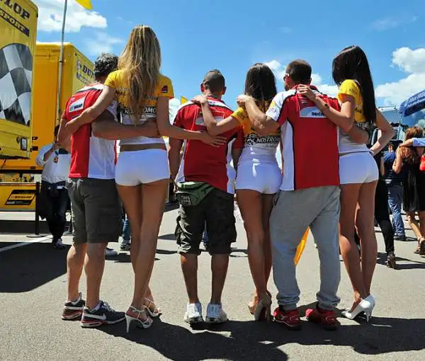 Spettacolo in pista ma non solo sul circuito toscano. Ad attirare l'attenzione anche le splendide ombrelline.