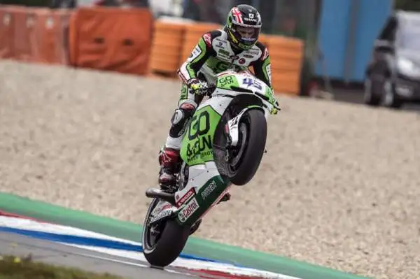 Marquez, ottava meraviglia. Lo spagnolo allunga la sua striscia di vittorie di fila imponendosi ad Assen davanti a Dovizioso. Rossi quinto.