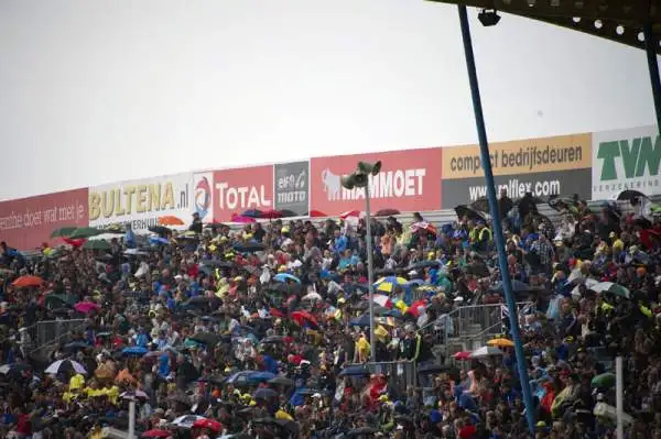 Marquez, ottava meraviglia. Lo spagnolo allunga la sua striscia di vittorie di fila imponendosi ad Assen davanti a Dovizioso. Rossi quinto.