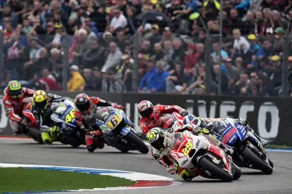 Marquez, ottava meraviglia. Lo spagnolo allunga la sua striscia di vittorie di fila imponendosi ad Assen davanti a Dovizioso. Rossi quinto.