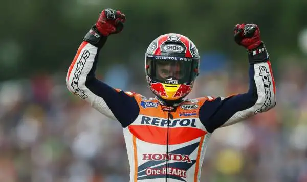 Marquez, ottava meraviglia. Lo spagnolo allunga la sua striscia di vittorie di fila imponendosi ad Assen davanti a Dovizioso. Rossi quinto.