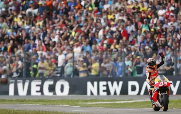 Marquez, ottava meraviglia. Lo spagnolo allunga la sua striscia di vittorie di fila imponendosi ad Assen davanti a Dovizioso. Rossi quinto.