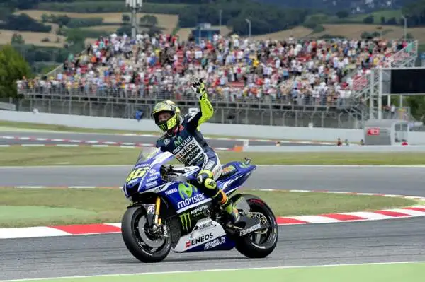 Gp Catalogna: vince Marquez, Rossi 2°. Gara intensa ma a spuntarla è ancora una volta il catalano della Honda, al settimo successo di fila. Bene Valentino. Terzo Pedrosa.