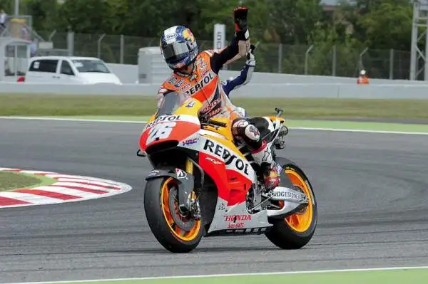 Gp Catalogna: vince Marquez, Rossi 2°. Gara intensa ma a spuntarla è ancora una volta il catalano della Honda, al settimo successo di fila. Bene Valentino. Terzo Pedrosa.