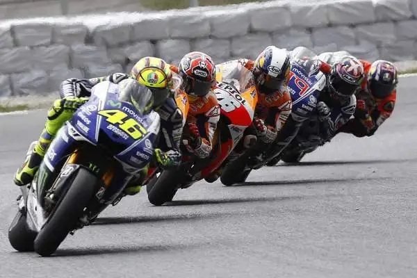 Gp Catalogna: vince Marquez, Rossi 2°. Gara intensa ma a spuntarla è ancora una volta il catalano della Honda, al settimo successo di fila. Bene Valentino. Terzo Pedrosa.