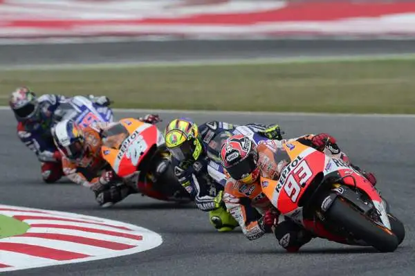 Gp Catalogna: vince Marquez, Rossi 2°. Gara intensa ma a spuntarla è ancora una volta il catalano della Honda, al settimo successo di fila. Bene Valentino. Terzo Pedrosa.