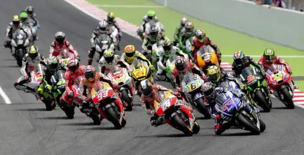 Gp Catalogna: vince Marquez, Rossi 2°. Gara intensa ma a spuntarla è ancora una volta il catalano della Honda, al settimo successo di fila. Bene Valentino. Terzo Pedrosa.