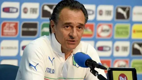 L'inatteso post Italia-Uruguay, con Prandelli e Abete che annunciano le dimissioni rispettivamente da ct e da presidente federale.
