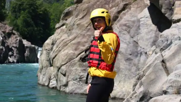 I giornalisti che hanno preso parte alla prima tappa di “Emozione3 Gira l’Italia” hanno provato il brivido della discesa tra le rapide del fiume Sesia in rafting.