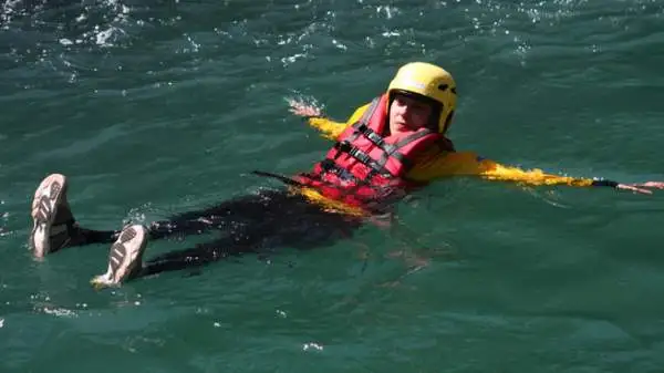 I giornalisti che hanno preso parte alla prima tappa di “Emozione3 Gira l’Italia” hanno provato il brivido della discesa tra le rapide del fiume Sesia in rafting.