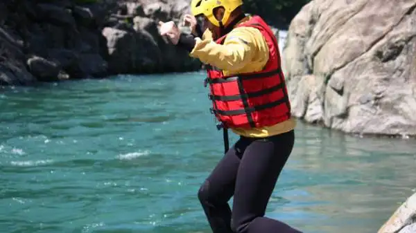 I giornalisti che hanno preso parte alla prima tappa di “Emozione3 Gira l’Italia” hanno provato il brivido della discesa tra le rapide del fiume Sesia in rafting.