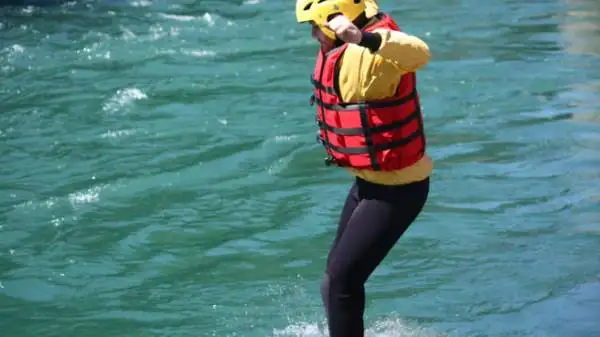 I giornalisti che hanno preso parte alla prima tappa di “Emozione3 Gira l’Italia” hanno provato il brivido della discesa tra le rapide del fiume Sesia in rafting.
