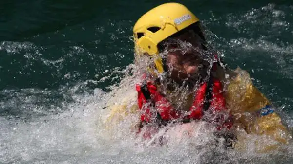 I giornalisti che hanno preso parte alla prima tappa di “Emozione3 Gira l’Italia” hanno provato il brivido della discesa tra le rapide del fiume Sesia in rafting.