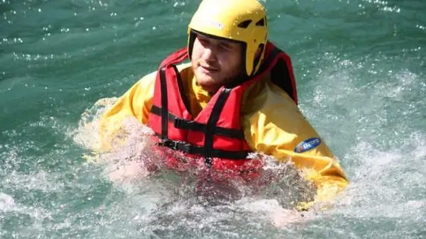 I giornalisti che hanno preso parte alla prima tappa di “Emozione3 Gira l’Italia” hanno provato il brivido della discesa tra le rapide del fiume Sesia in rafting.