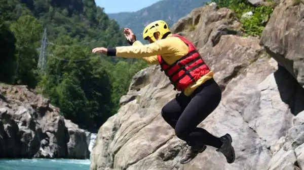 I giornalisti che hanno preso parte alla prima tappa di “Emozione3 Gira l’Italia” hanno provato il brivido della discesa tra le rapide del fiume Sesia in rafting.