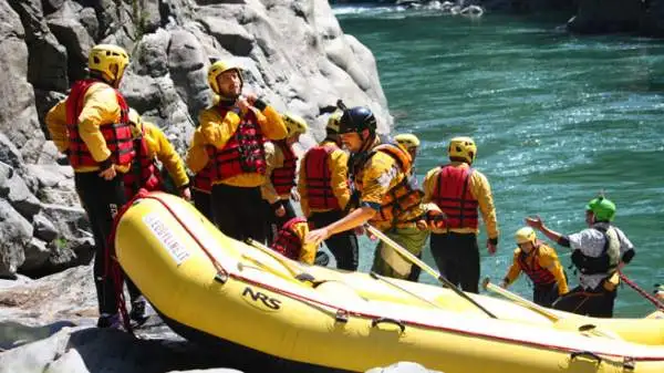 I giornalisti che hanno preso parte alla prima tappa di “Emozione3 Gira l’Italia” hanno provato il brivido della discesa tra le rapide del fiume Sesia in rafting.