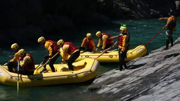 I giornalisti che hanno preso parte alla prima tappa di “Emozione3 Gira l’Italia” hanno provato il brivido della discesa tra le rapide del fiume Sesia in rafting.