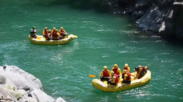 I giornalisti che hanno preso parte alla prima tappa di “Emozione3 Gira l’Italia” hanno provato il brivido della discesa tra le rapide del fiume Sesia in rafting.