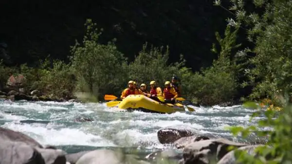 I giornalisti che hanno preso parte alla prima tappa di “Emozione3 Gira l’Italia” hanno provato il brivido della discesa tra le rapide del fiume Sesia in rafting.