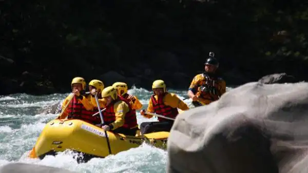 I giornalisti che hanno preso parte alla prima tappa di “Emozione3 Gira l’Italia” hanno provato il brivido della discesa tra le rapide del fiume Sesia in rafting.