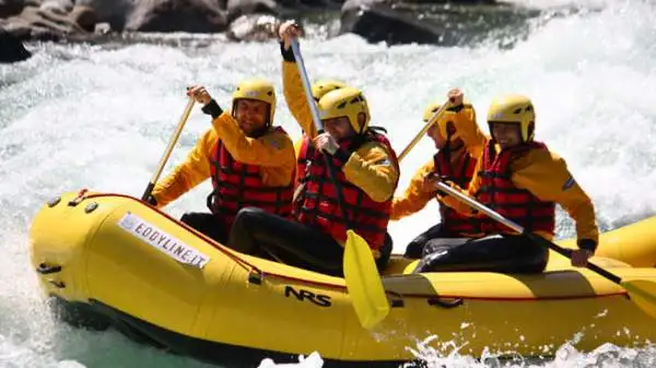 I giornalisti che hanno preso parte alla prima tappa di “Emozione3 Gira l’Italia” hanno provato il brivido della discesa tra le rapide del fiume Sesia in rafting.
