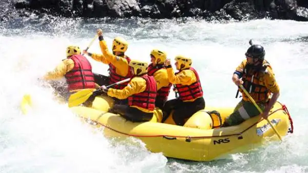 I giornalisti che hanno preso parte alla prima tappa di “Emozione3 Gira l’Italia” hanno provato il brivido della discesa tra le rapide del fiume Sesia in rafting.