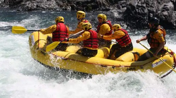 I giornalisti che hanno preso parte alla prima tappa di “Emozione3 Gira l’Italia” hanno provato il brivido della discesa tra le rapide del fiume Sesia in rafting.