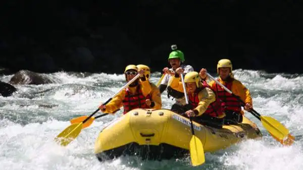 I giornalisti che hanno preso parte alla prima tappa di “Emozione3 Gira l’Italia” hanno provato il brivido della discesa tra le rapide del fiume Sesia in rafting.
