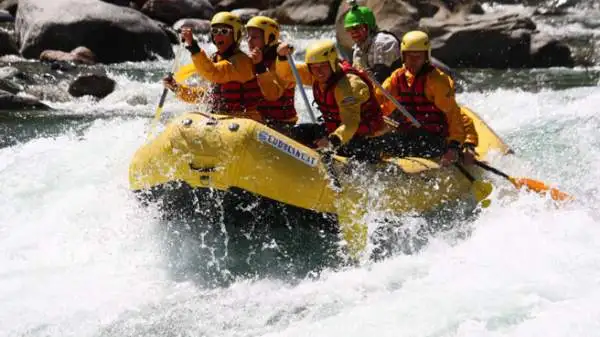 I giornalisti che hanno preso parte alla prima tappa di “Emozione3 Gira l’Italia” hanno provato il brivido della discesa tra le rapide del fiume Sesia in rafting.