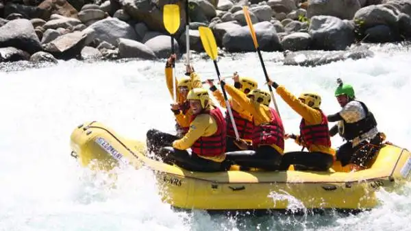 I giornalisti che hanno preso parte alla prima tappa di “Emozione3 Gira l’Italia” hanno provato il brivido della discesa tra le rapide del fiume Sesia in rafting.
