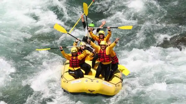 I giornalisti che hanno preso parte alla prima tappa di “Emozione3 Gira l’Italia” hanno provato il brivido della discesa tra le rapide del fiume Sesia in rafting.