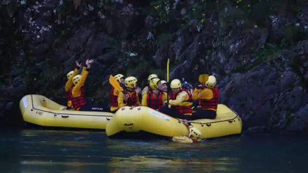 I giornalisti che hanno preso parte alla prima tappa di “Emozione3 Gira l’Italia” hanno provato il brivido della discesa tra le rapide del fiume Sesia in rafting.