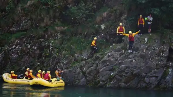 I giornalisti che hanno preso parte alla prima tappa di “Emozione3 Gira l’Italia” hanno provato il brivido della discesa tra le rapide del fiume Sesia in rafting.