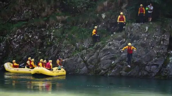 I giornalisti che hanno preso parte alla prima tappa di “Emozione3 Gira l’Italia” hanno provato il brivido della discesa tra le rapide del fiume Sesia in rafting.