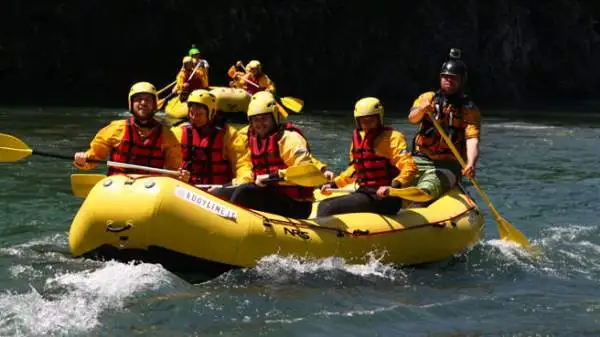 I giornalisti che hanno preso parte alla prima tappa di “Emozione3 Gira l’Italia” hanno provato il brivido della discesa tra le rapide del fiume Sesia in rafting.
