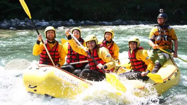 I giornalisti che hanno preso parte alla prima tappa di “Emozione3 Gira l’Italia” hanno provato il brivido della discesa tra le rapide del fiume Sesia in rafting.