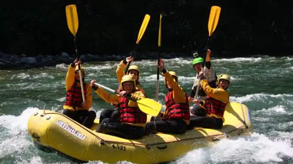 I giornalisti che hanno preso parte alla prima tappa di “Emozione3 Gira l’Italia” hanno provato il brivido della discesa tra le rapide del fiume Sesia in rafting.